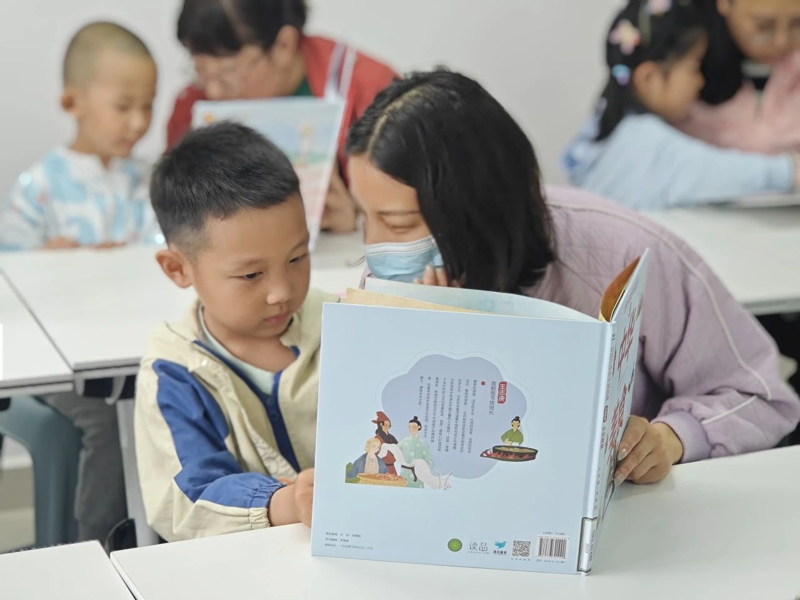 深圳,这座充满活力的城市不仅有高楼大厦、繁华商圈,还有着众多温馨的阅读机构,它们如同城市中的绿洲,为亲子家庭带来无尽的故事与知识。今天就让我们一起走进这些特别的空间吧!